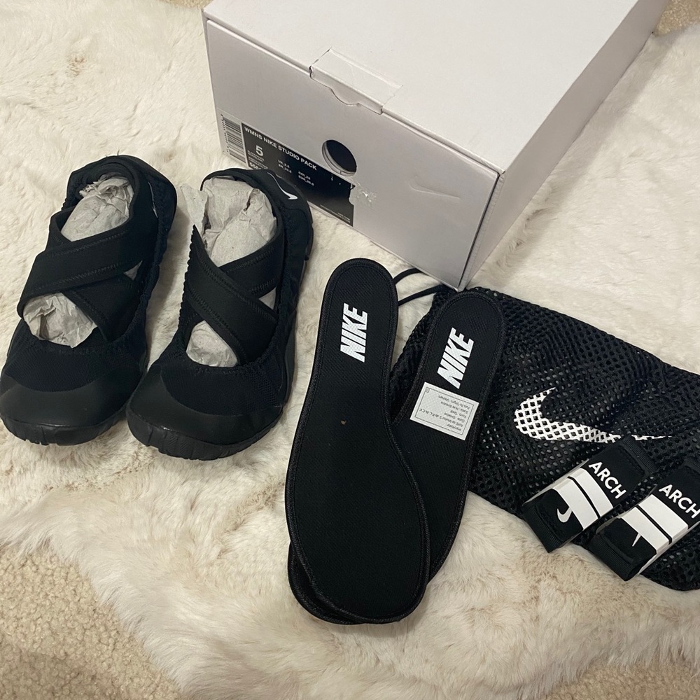 NIB Women’s Nike Studio Pack- Size 5